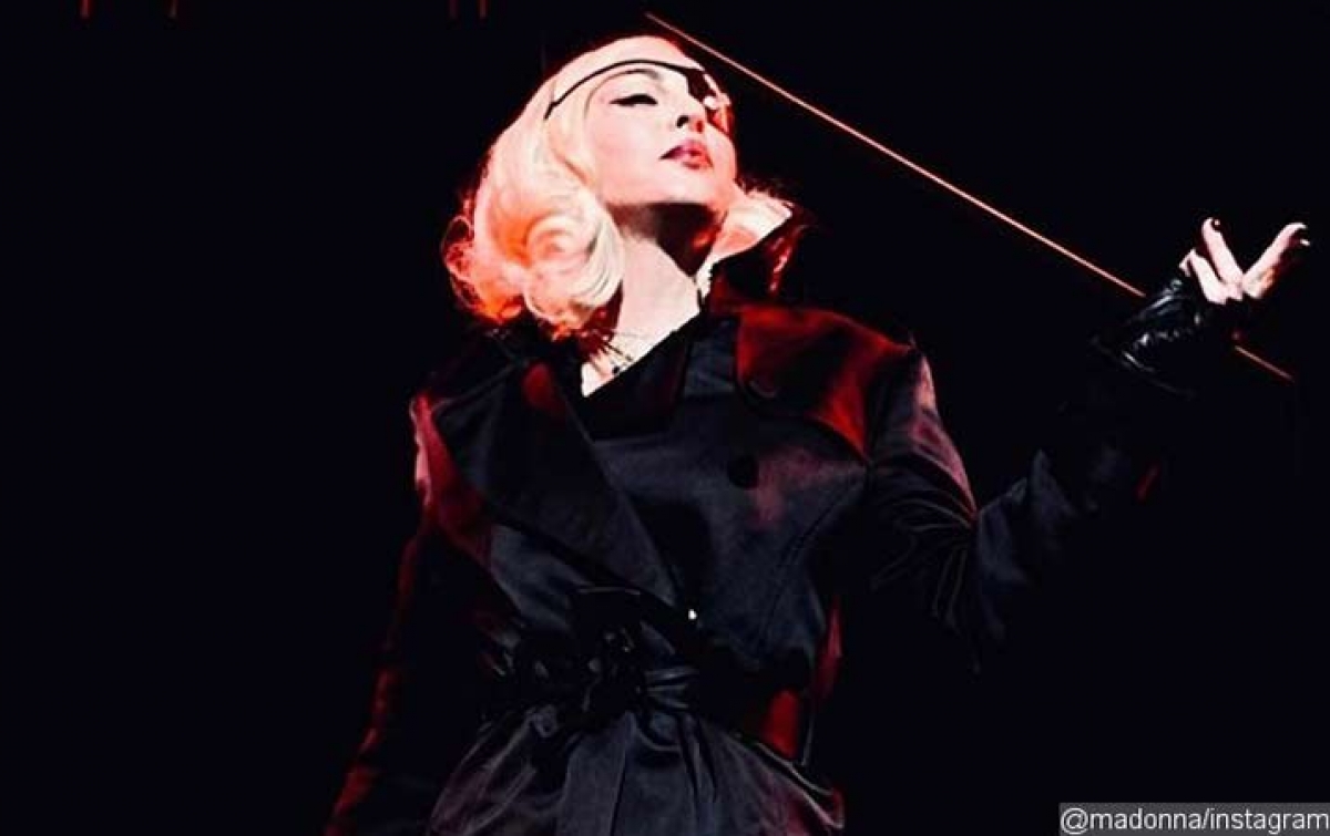 Batalkan Konser, Madonna Minta Maaf