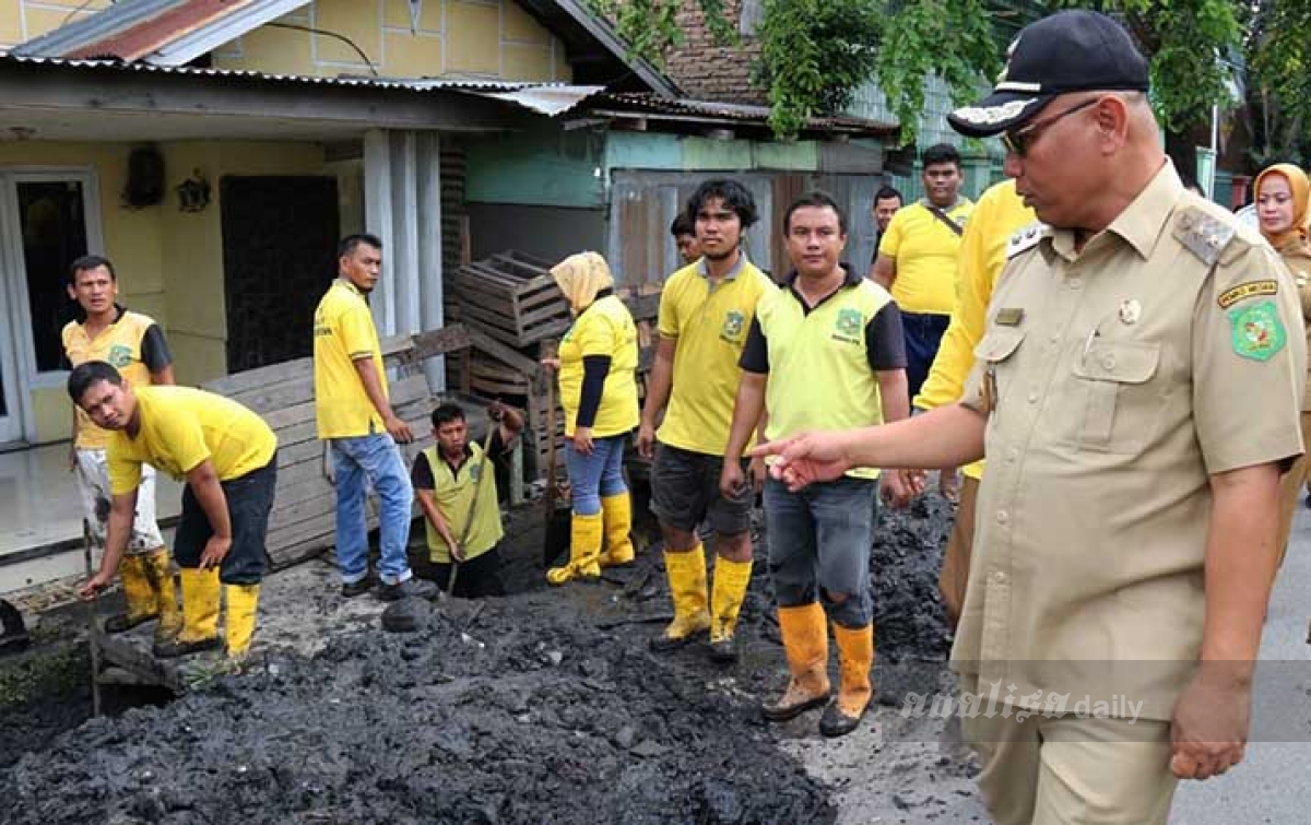 Akhyar Pimpin Normalisasi Parit di Jalan Letda Sudjono