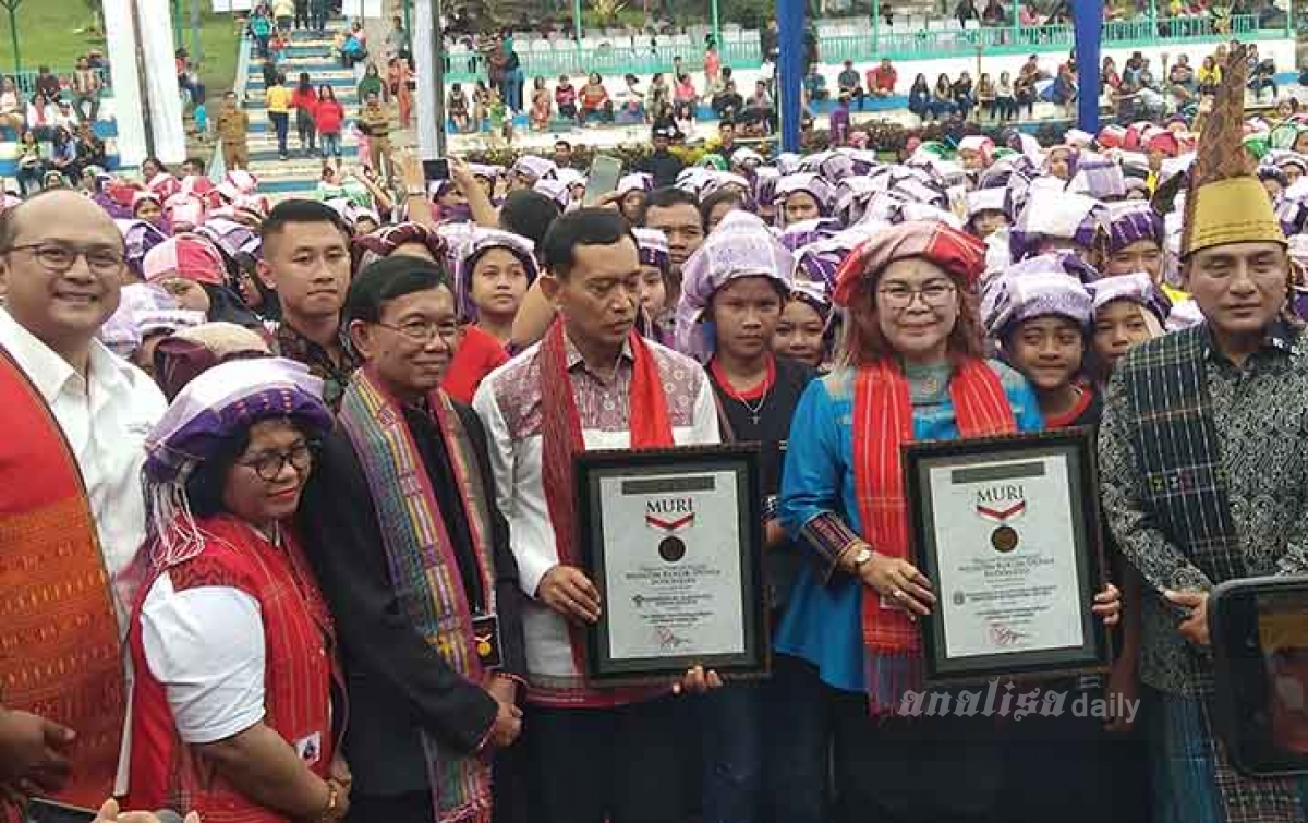 1.024 Siswa Pecahkan Rekor Muri Melipat Kain Bulang Sulappei