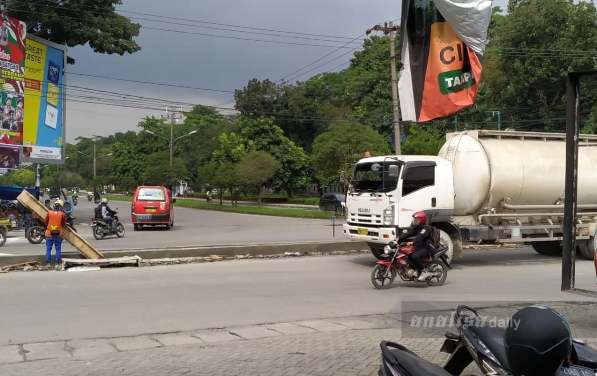 Ribut Pemasangan Pembatas Jalan, Ketua DPRD Deli Serdang Tinjau Lapangan