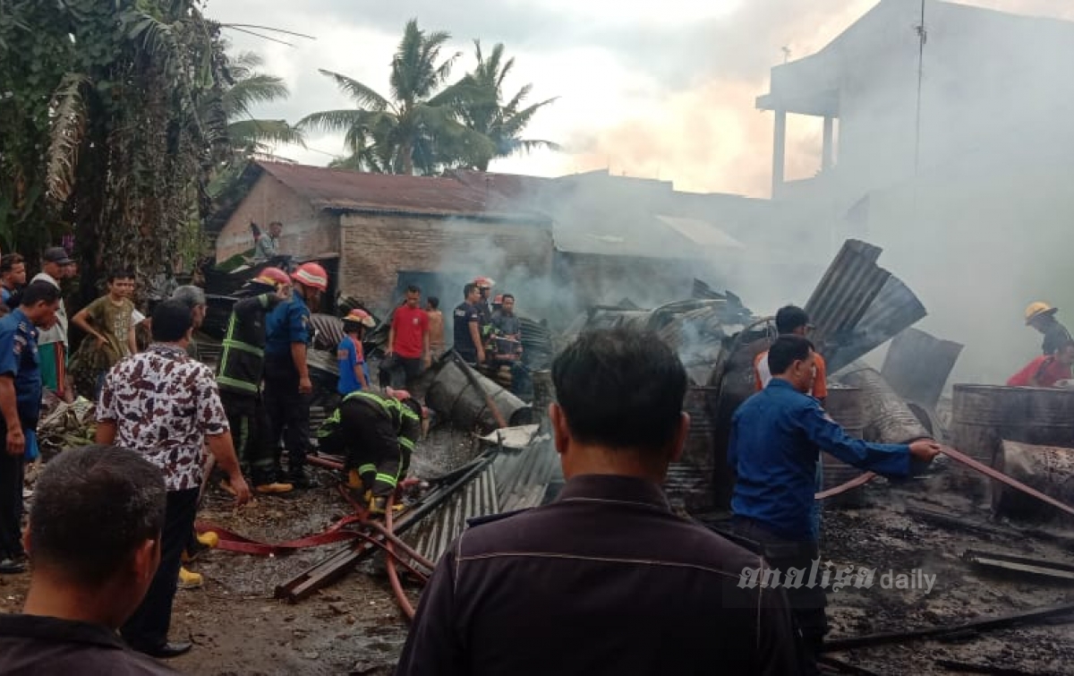 Gudang Penyimpanan Barang Dagangan di Medan Johor Terbakar