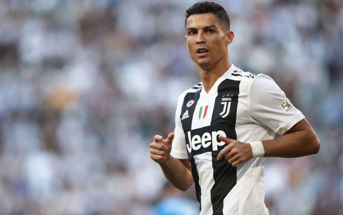 Ronaldo Pemain Terbaik 2019 Versi Dubai Globe Soccer Awards