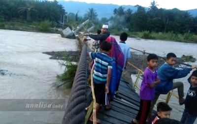Titi Gantung Sabahotang Ambruk
