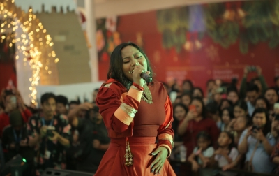 Maria Simorangkir Meriahkan Natal di Delipark Mall Medan