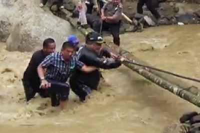 Tinjau Banjir Bandang, Bupati Labura Tergelincir ke Sungai