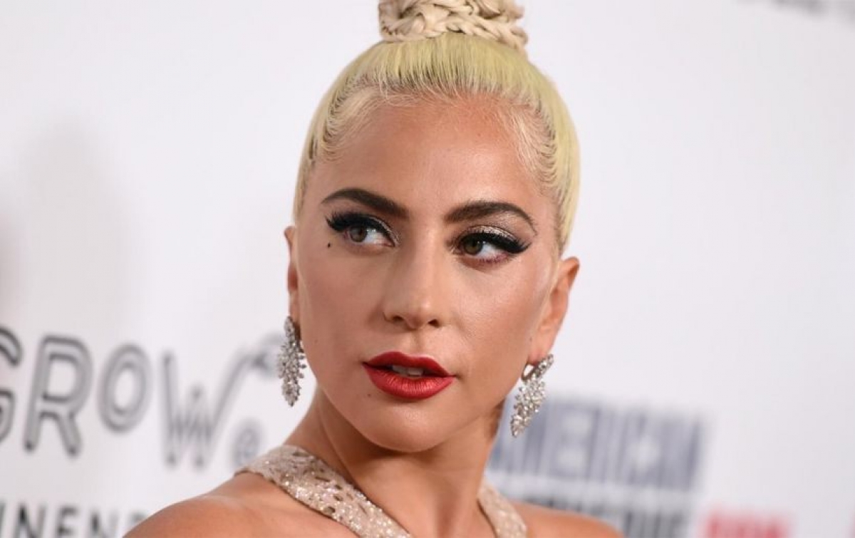 Lady Gaga Mencium Pria Misterius Saat Malam Pergantian Tahun