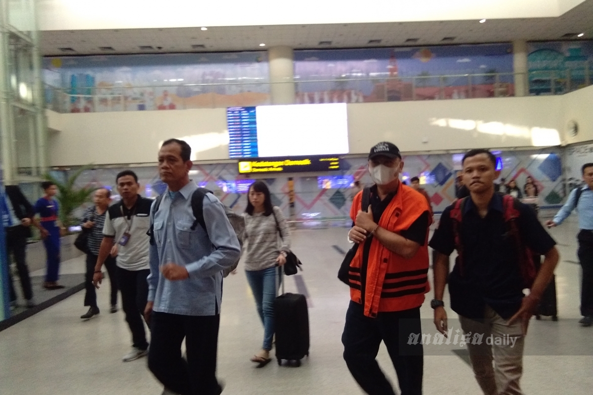 Dikawal Petugas KPK, Dzulmi Eldin Tiba di Bandara Kualanamu