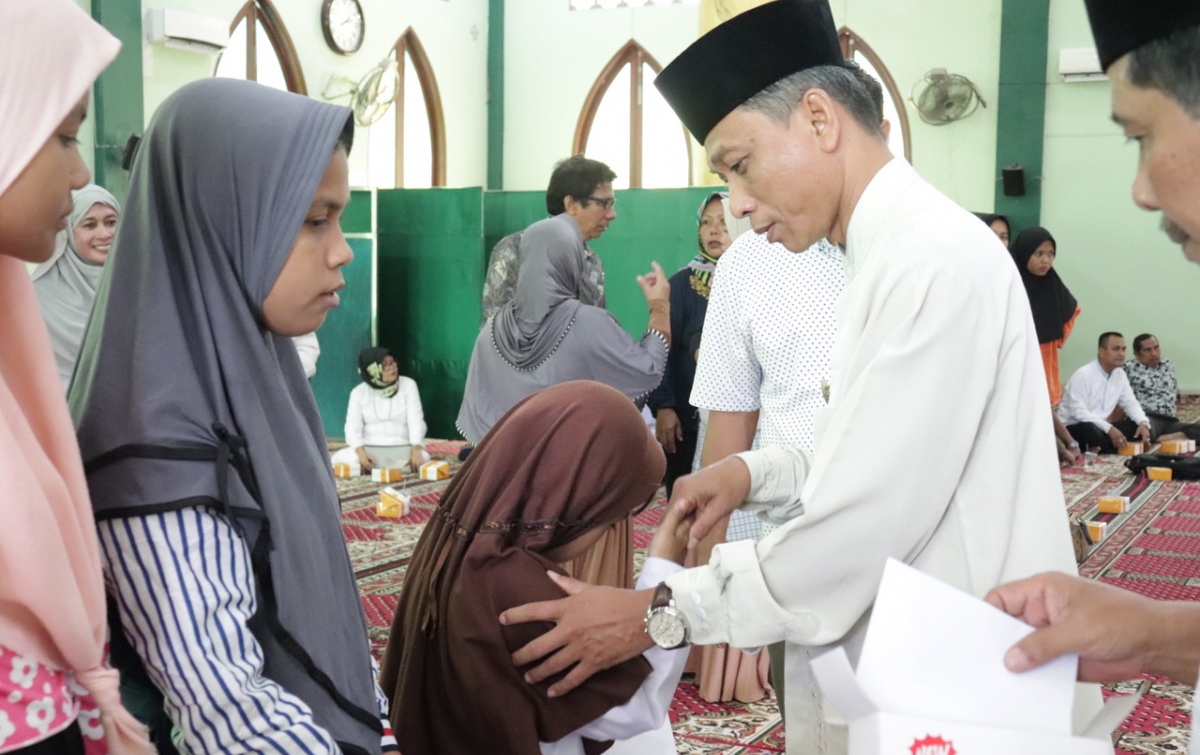 Warga UISU Santuni 100 Yatim Piatu
