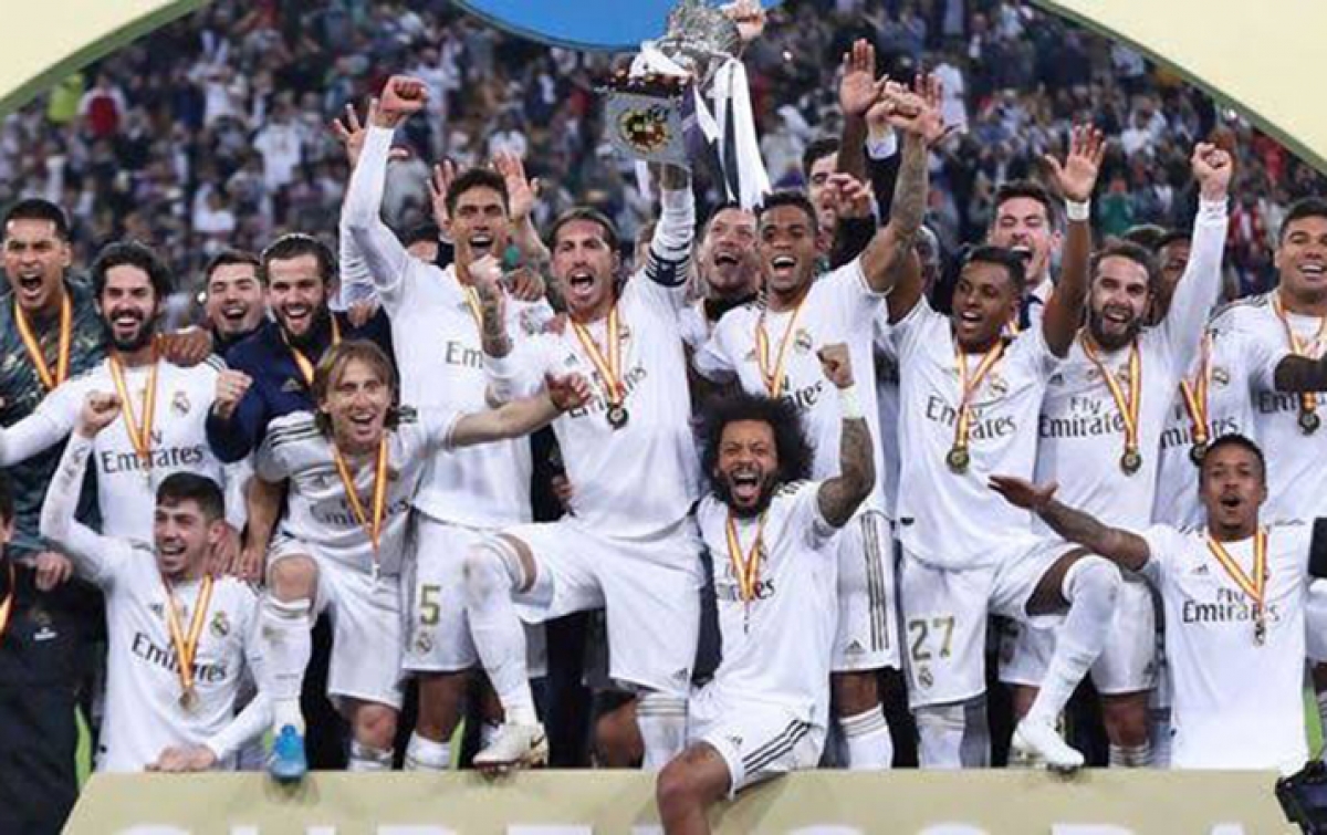 Real Madrid Juara Piala Super Spanyol 2020 Bola