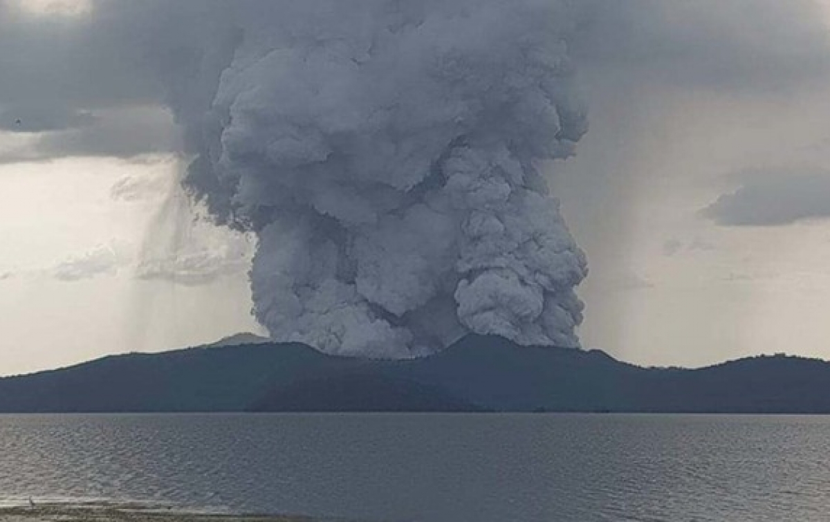 Gunung Api Taal di Filipina Meletus