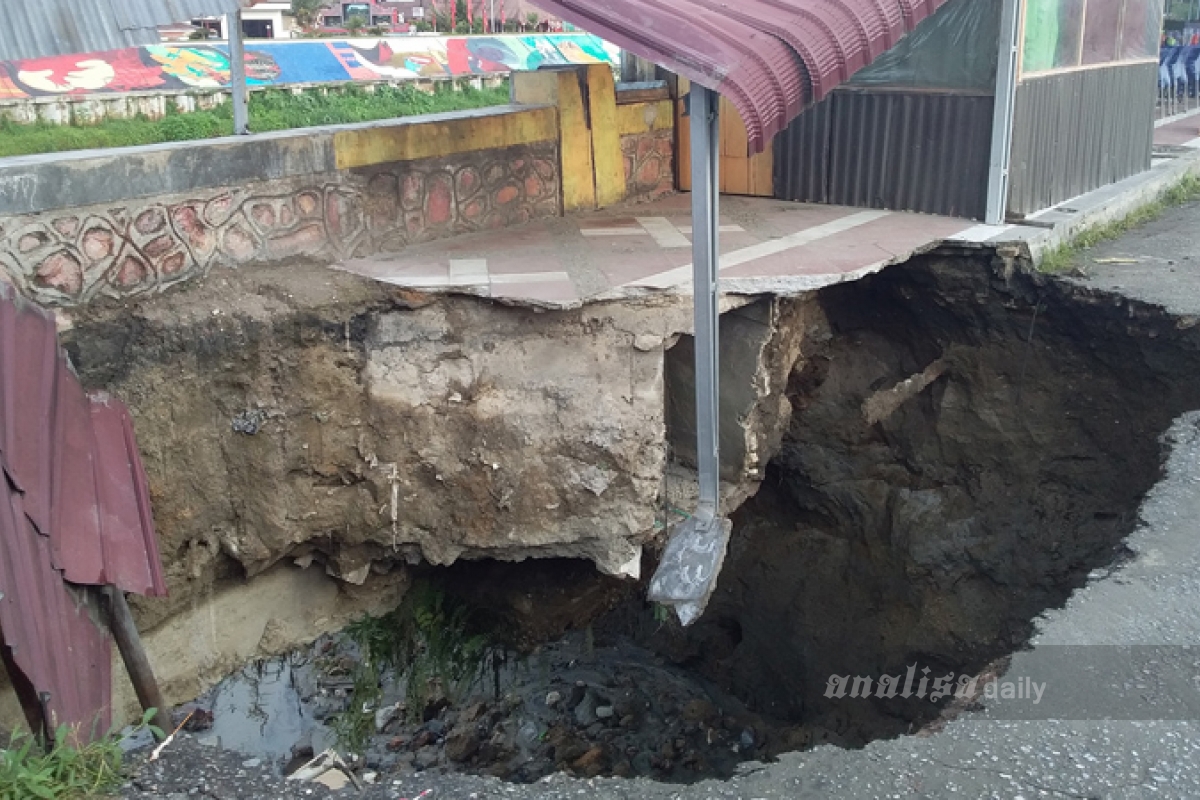 Dinding Penahan Tanggul Sungai Sigeaon Longsor