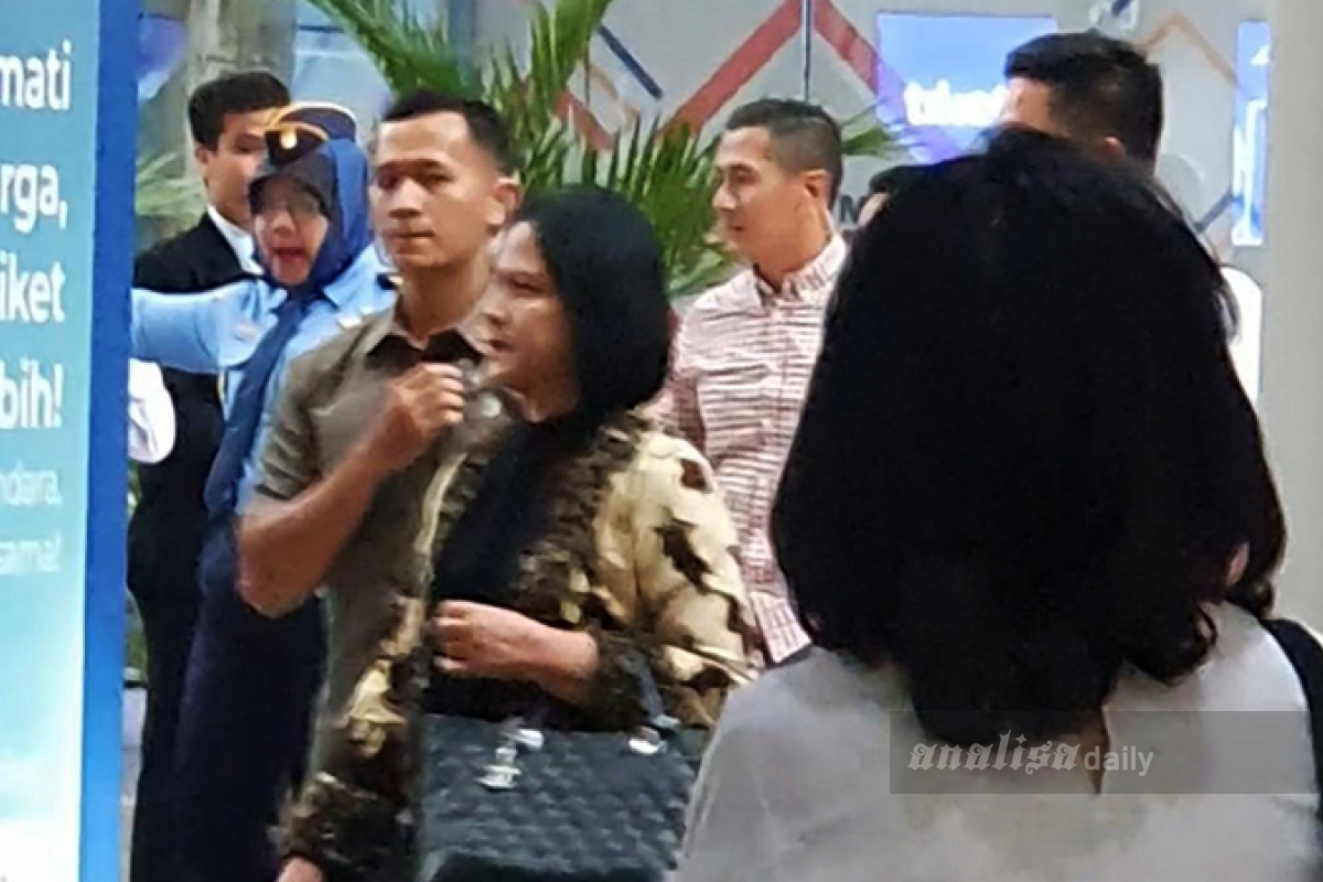 Tiba di Bandara Kualanamu, Iriana Jokowi Gunakan Jalur Umum