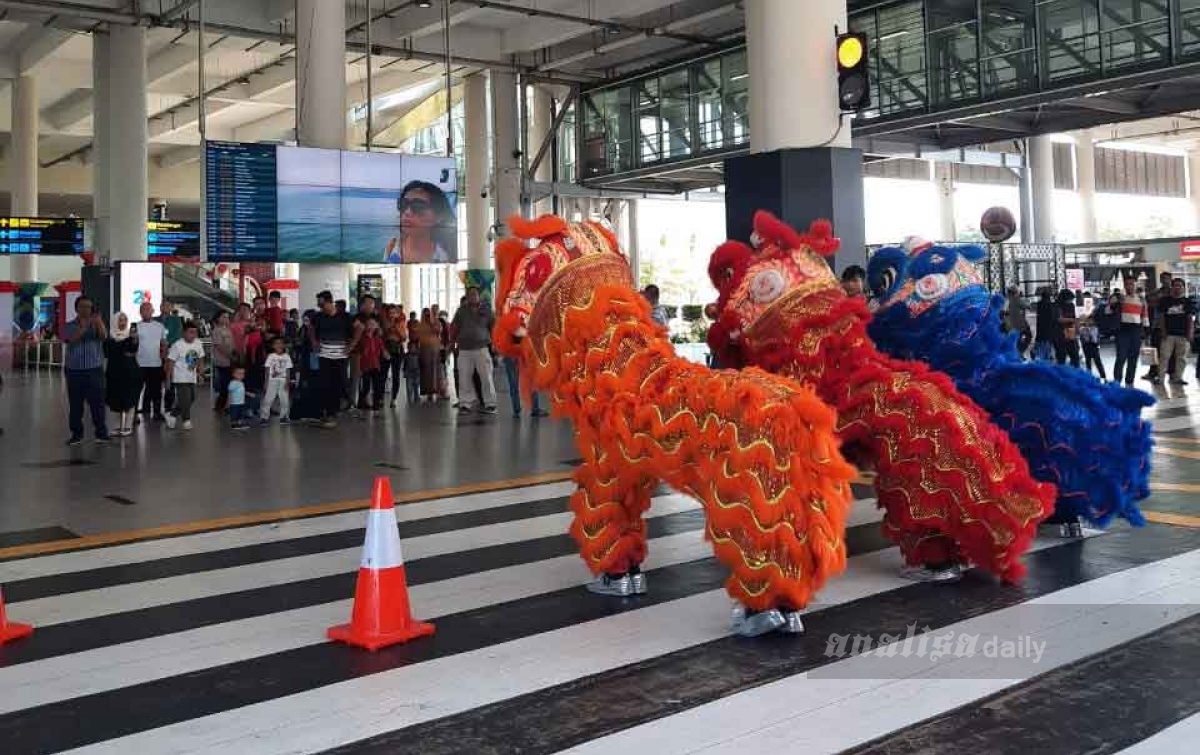 Pertunjukan Barongsai Meriahkan Imlek di Bandara Kualanamu