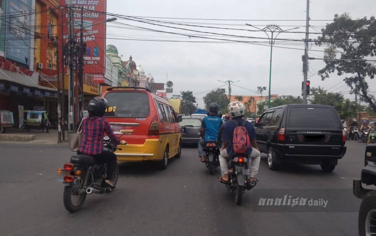 Kamis Pagi, Lalu Lintas di Medan Padat Kendaraan