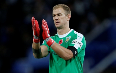 Pelatih Aston Villa Tak Mau Bicara Tentang Peluang Joe Hart