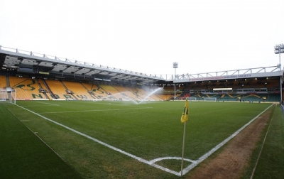 Hormati Fans Setia, Para Pemain Norwich City Mengangkat Gelas