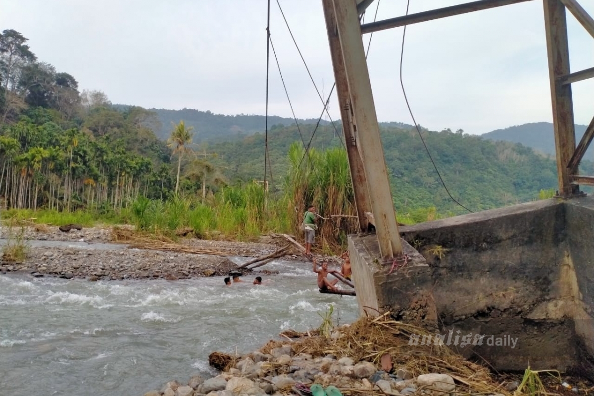 Rusak Parah, Jembatan Gantung di Padanglawas Belum Diperbaiki