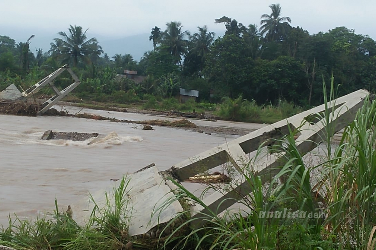 Jembatan Hanyut Saat Banjir, Aktivitas Warga Sabahotang Terganggu