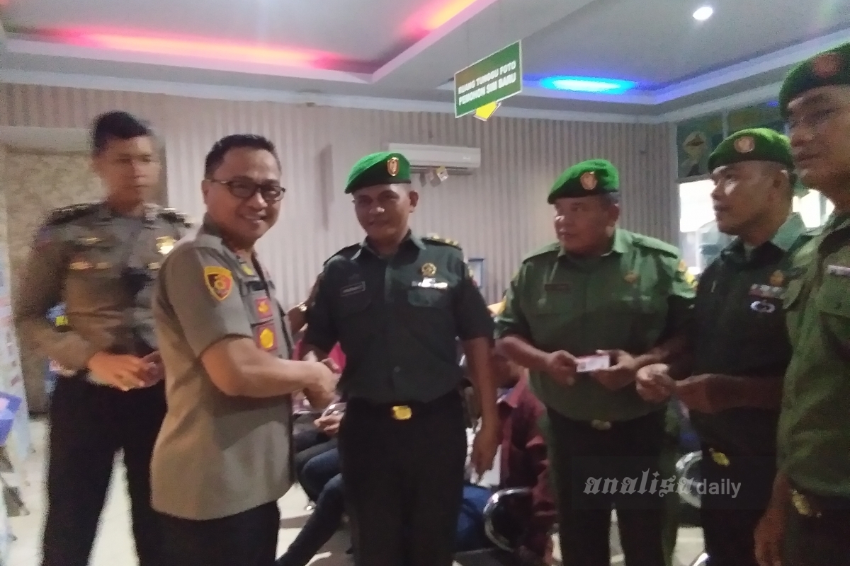 Kapolresta Deliserdang Serahkan SIM Kepada Anggota TNI