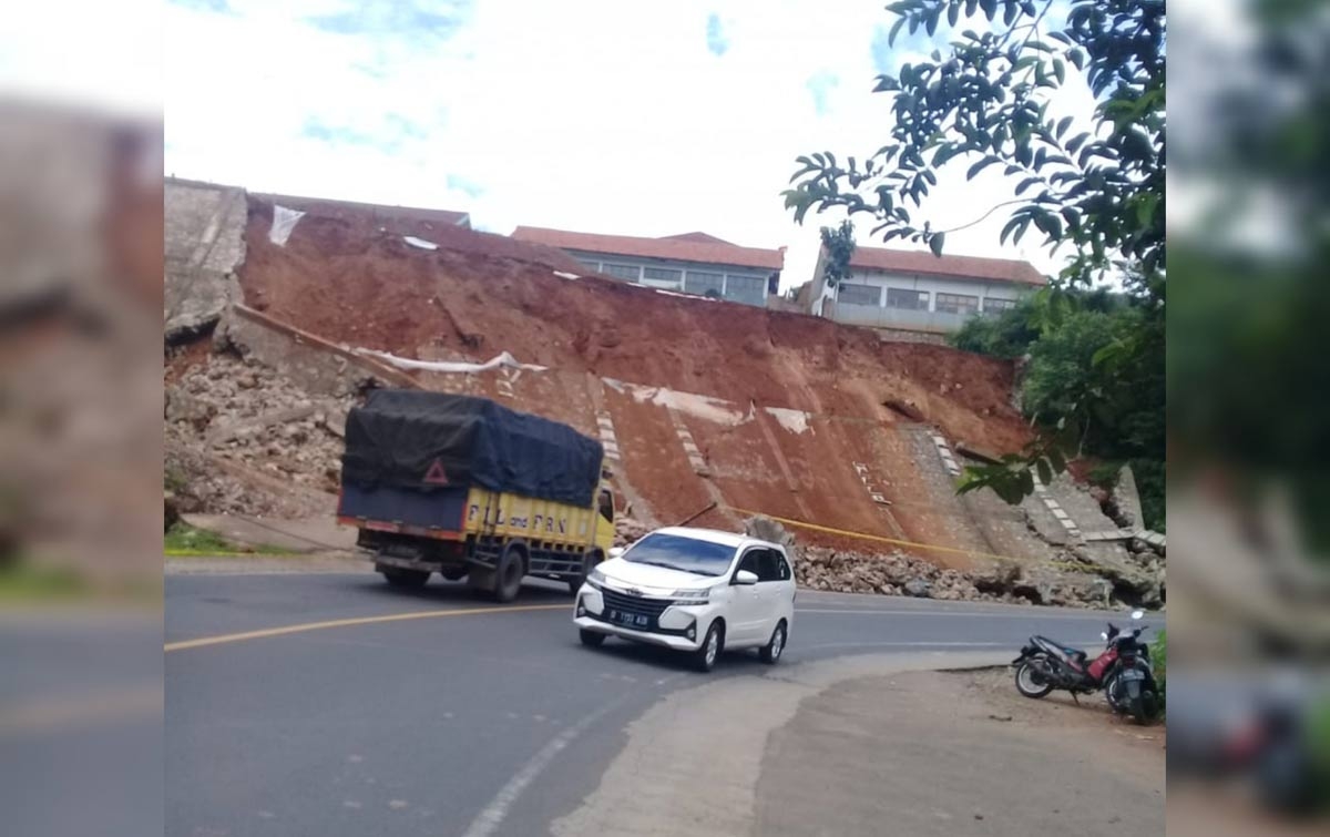 Tembok Penahan Tebing Roboh Pasca Gempa M 4.9 di Garut