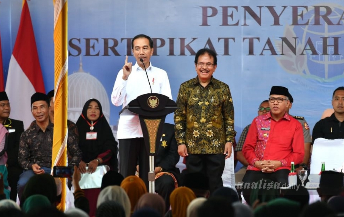 Presiden Jokowi Serahkan 2.576 Sertifikat Tanah di Aceh