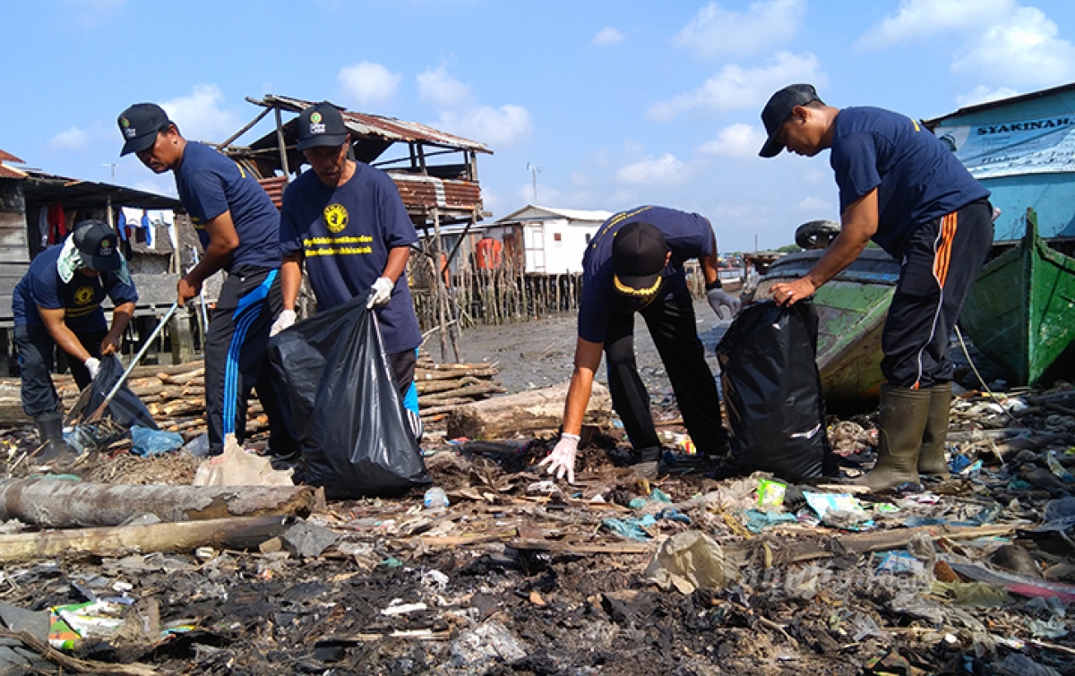 Foto: Bersihkan Sampah di Belawan