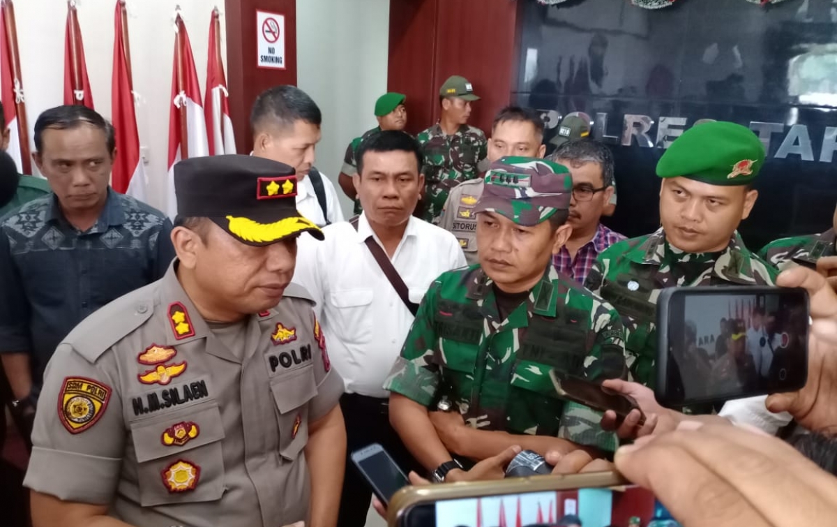 Usai Bentrok, Anggota TNI-Polri Saling Bermaafan