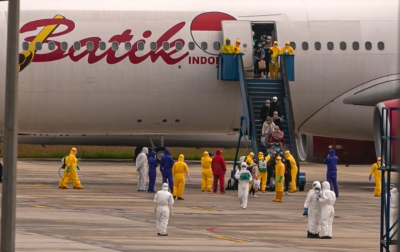 Foto: WNI Dievakuasi dari China Tiba di Bandara Hang Nadim