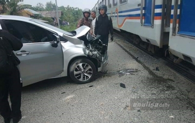 Tak Menghiraukan Petugas Jaga, Sebuah Mobil Disambar Kereta Api