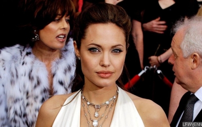 Gaun Jolie Terpilih Sebagai Pakaian Academy Awards Terbaik