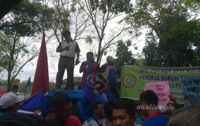 Dinilai Sengsarakan Buruh, Massa Tolak RUU Cipta Lapangan Kerja