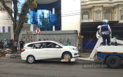 Dinas Perhubungan Derek Kendaraan Parkir Sembarangan