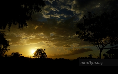 Menikmati Senja di Pantai Alue Naga