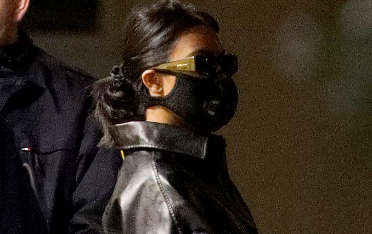 Khawatir Corona, Kourtney Kardashian Pakai Masker di Paris