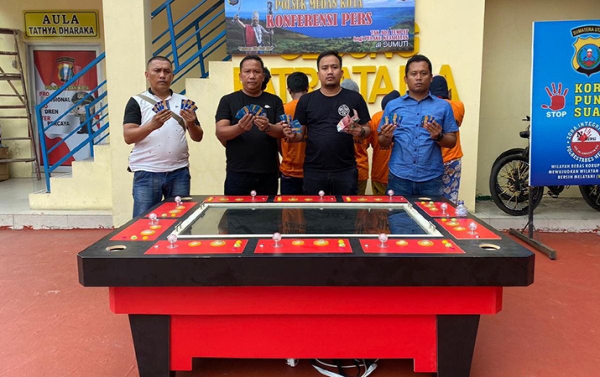 Tekab Polsek Medan Kota Tangkap 8 Pelaku Judi