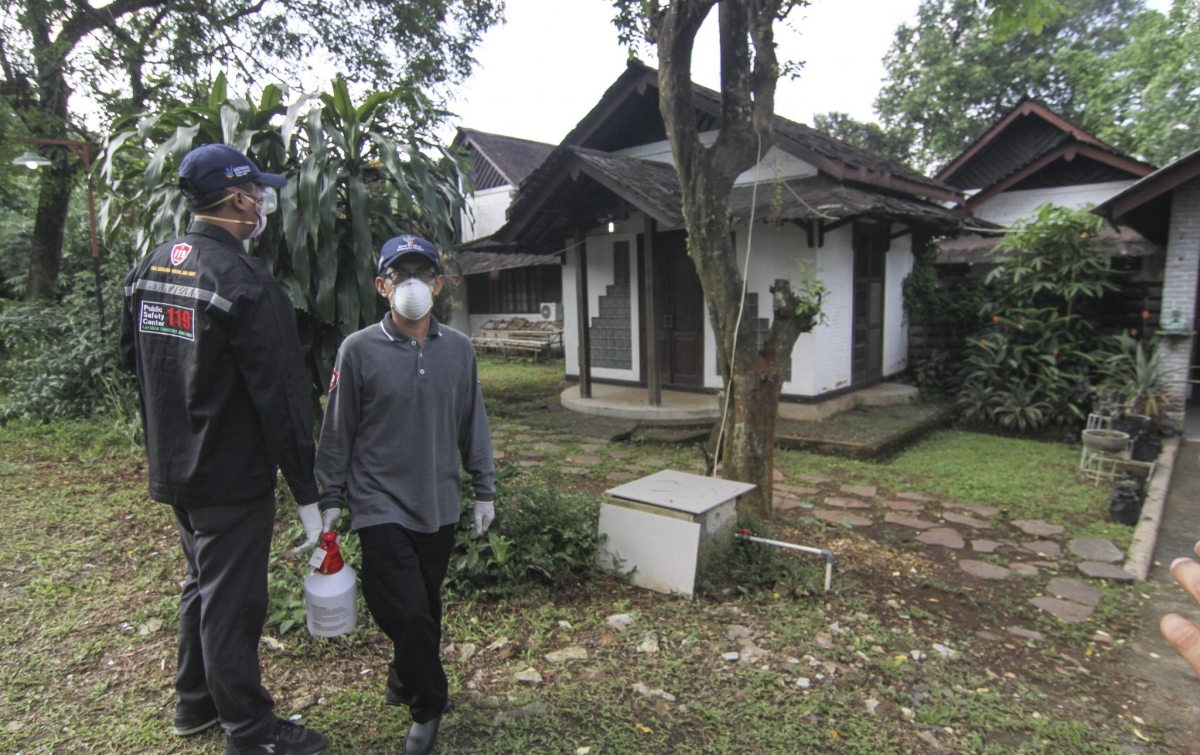 Petugas Kesehatan Sterilisasi Rumah Penderita Corona