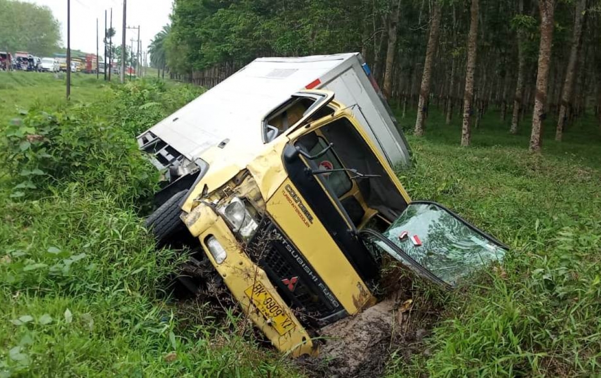 Seorang Guru Tewas Ditabrak Mobil Box