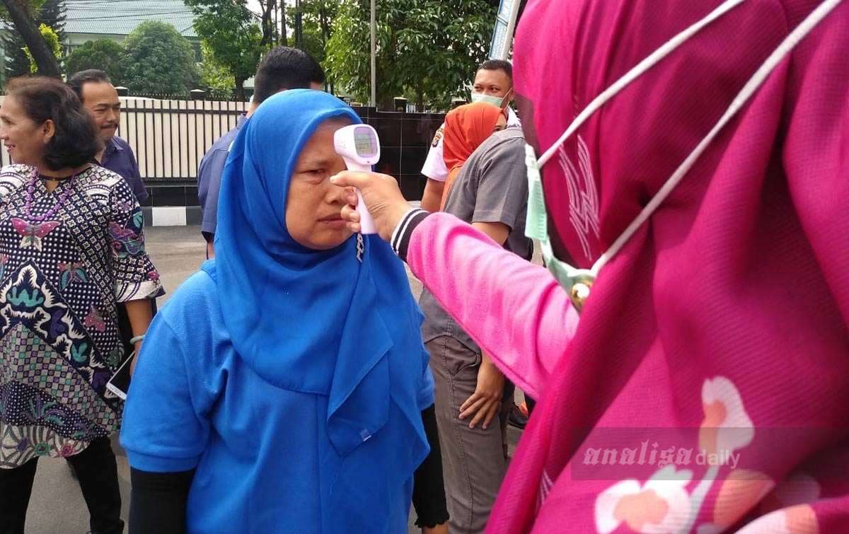 Cegah Penyebaran COVID-19, Para Tamu Perusahaan Diperiksa