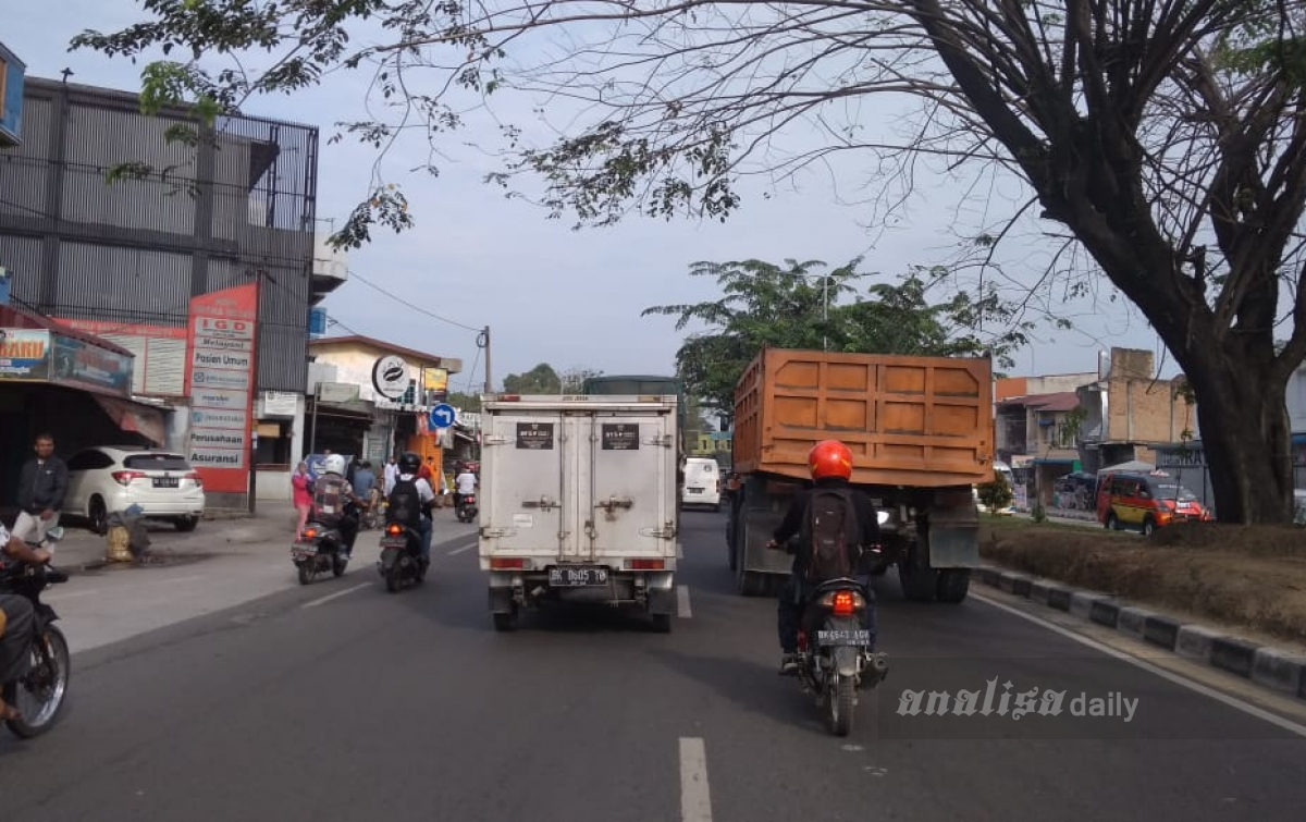 Lalu Lintas Akhir Pekan Ramai Kendaraan Pengendara Diimbau Patuhi