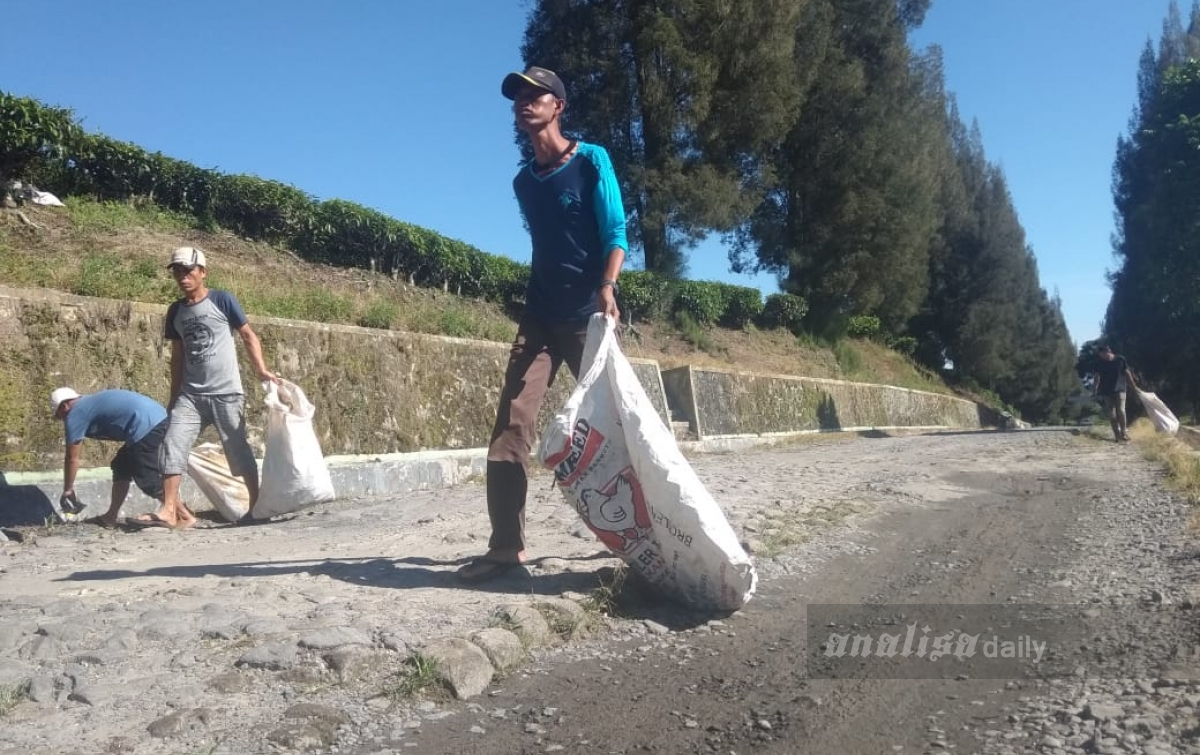 Sambut FTN, Warga Bah Butong I Bersihkan Jalan