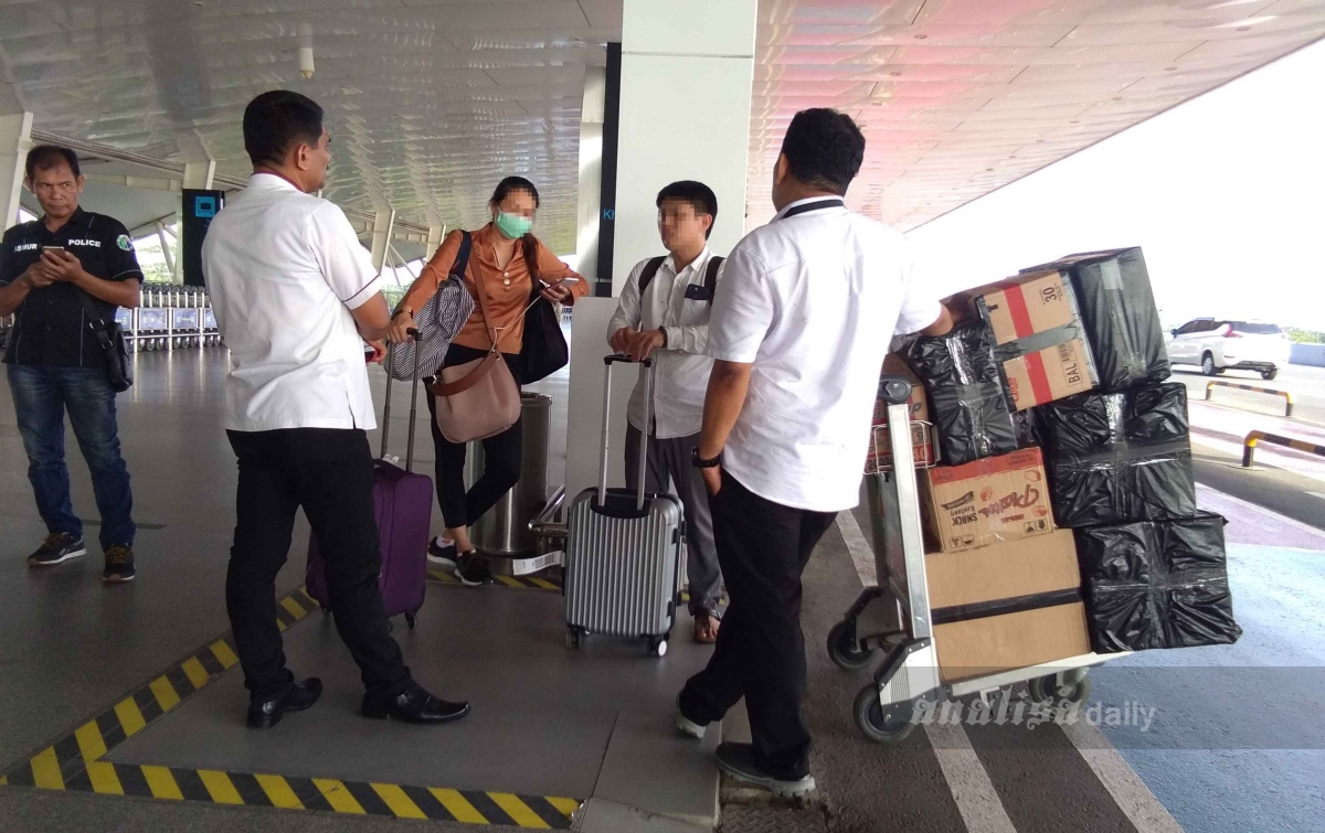 Petugas Sita Ribuan Masker yang Akan Diterbangkan ke Malaysia