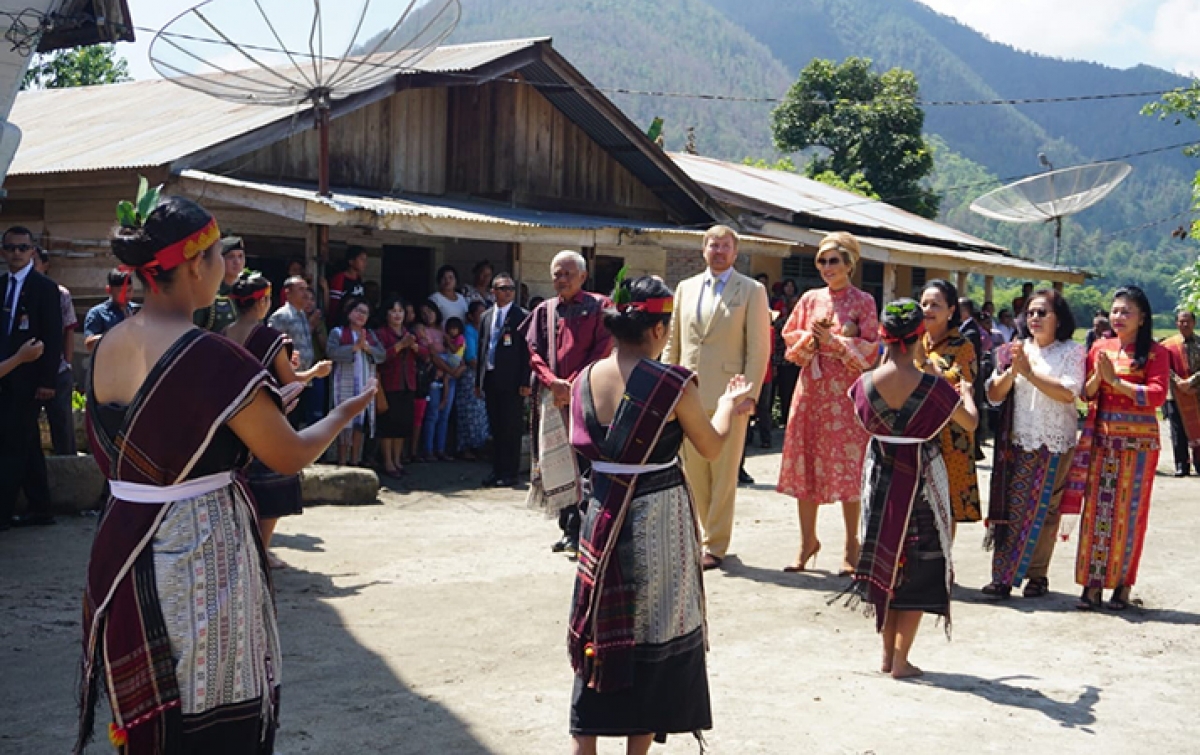 Raja dan Ratu Belanda Disambut Tortor Panomunomuan di Desa Lintong Nihuta