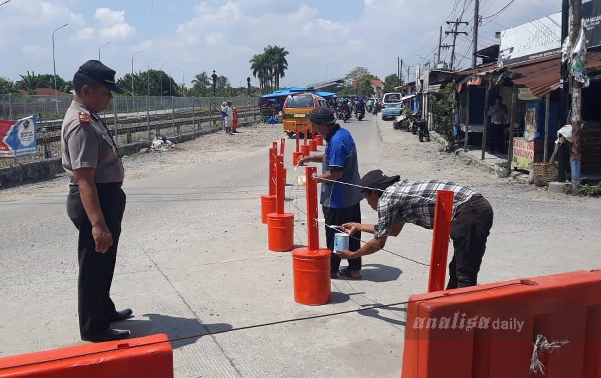 Atasi Kemacetan, Polsek Batang Kuis Pasang Pembatas Jalan