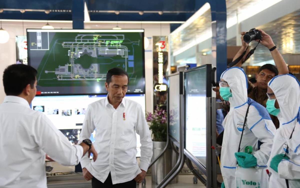 Cegah Corona, Presiden Jokowi Tinjau Sterilisasi Bandara Soetta