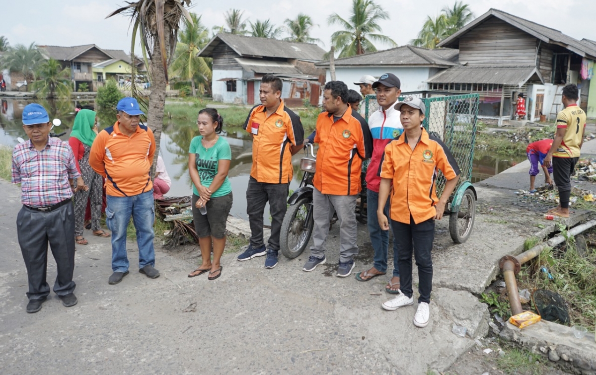 Bobby Nasution Berikan Becak Sampah Untuk Warga Kampung Nelayan