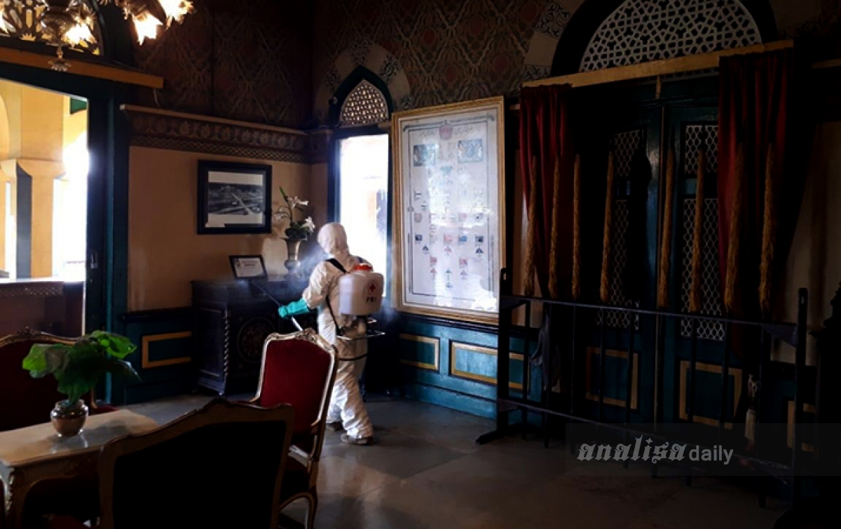 PMI Semprot Cairan Disinfektan di Istana Maimun