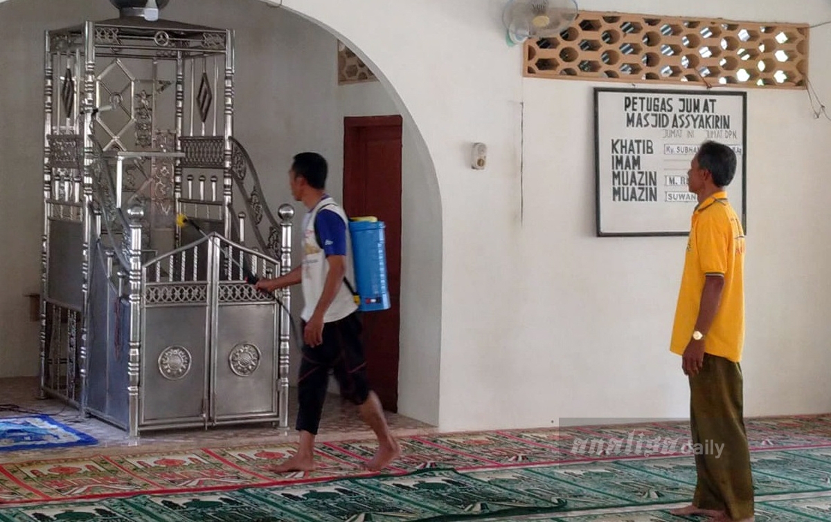 Tujuh Masjid di Desa Karang Gading Disemprot Disinfektan