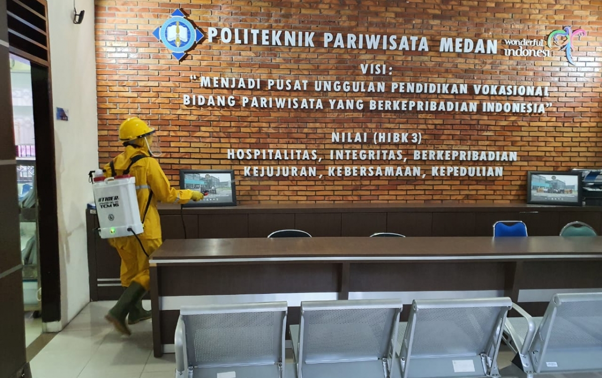 Poltekpar Medan Lakukan Penyemprotan Disinfektan Cegah COVID-19