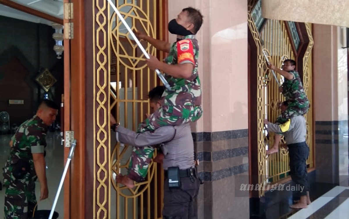 TNI dan Polri di Sibolga Bersihkan Masjid Agung