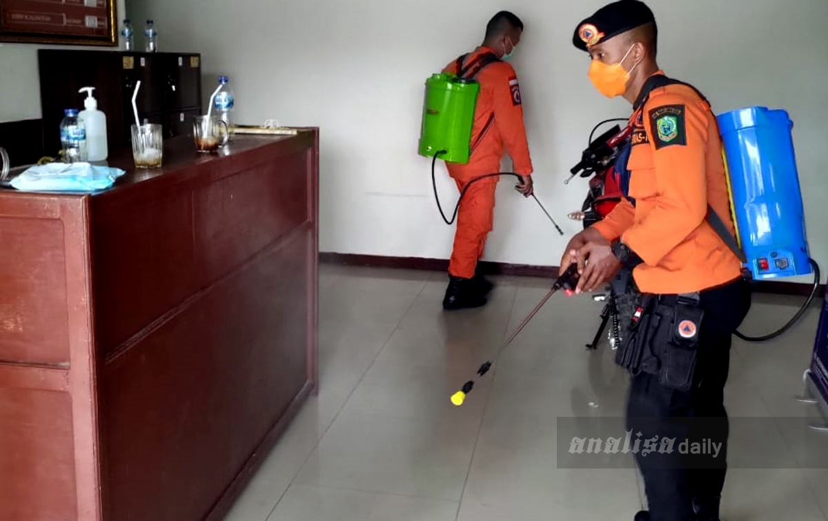 Fasilitas Umum dan Perkantoran Disemprot Disinfektan